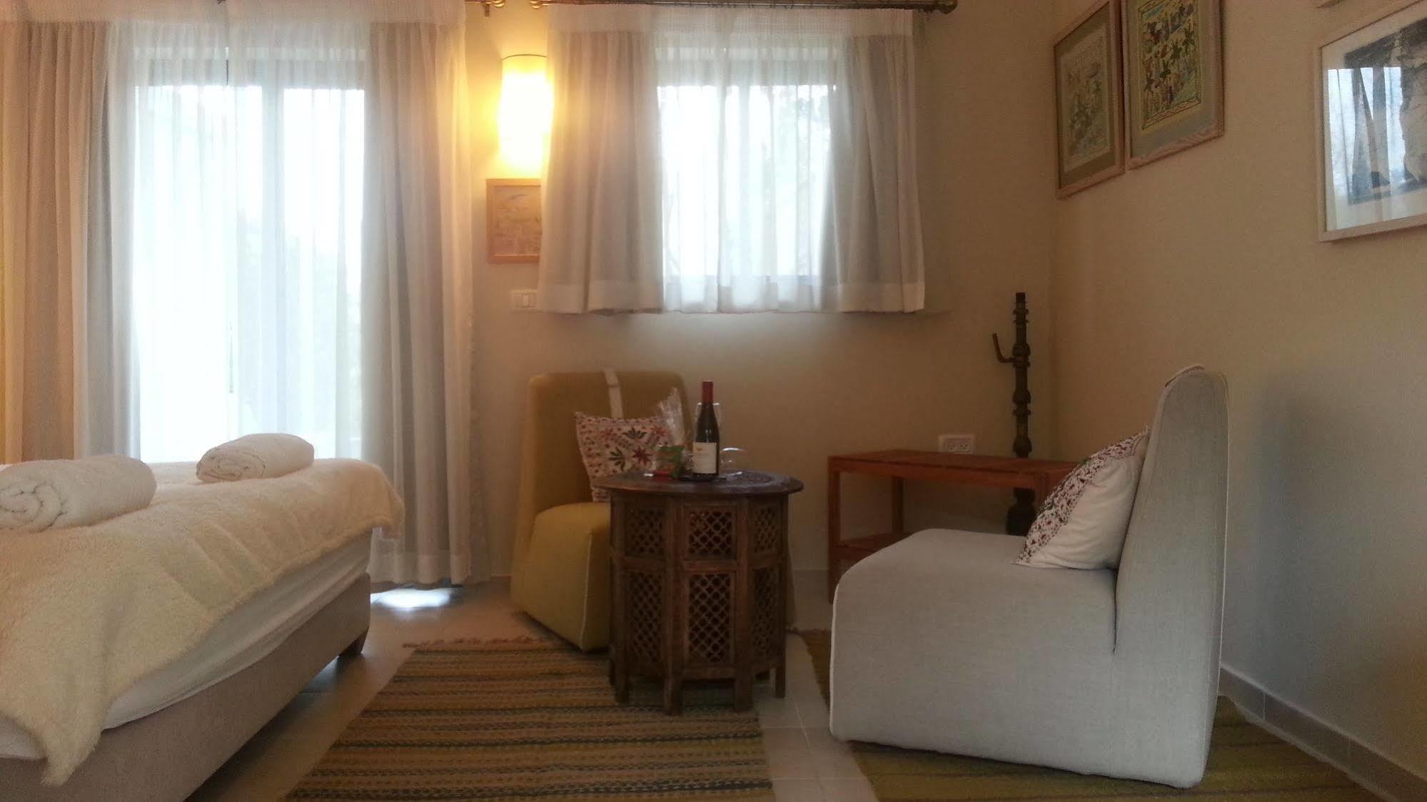 Shulamit Yard Hotel Рош Пина Екстериор снимка