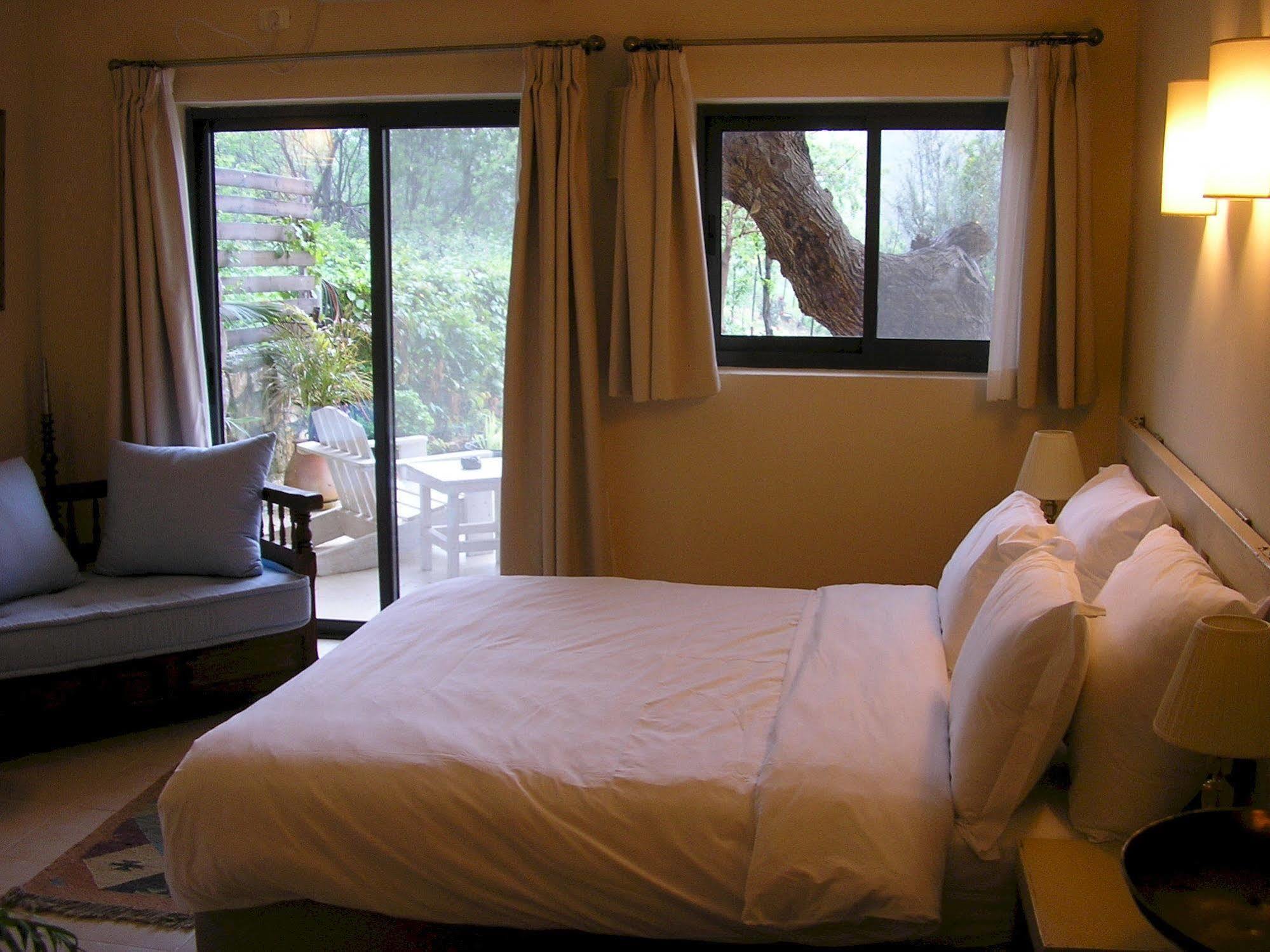 Shulamit Yard Hotel Рош Пина Екстериор снимка