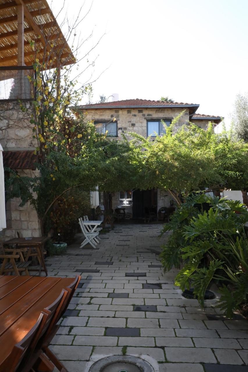Shulamit Yard Hotel Рош Пина Екстериор снимка