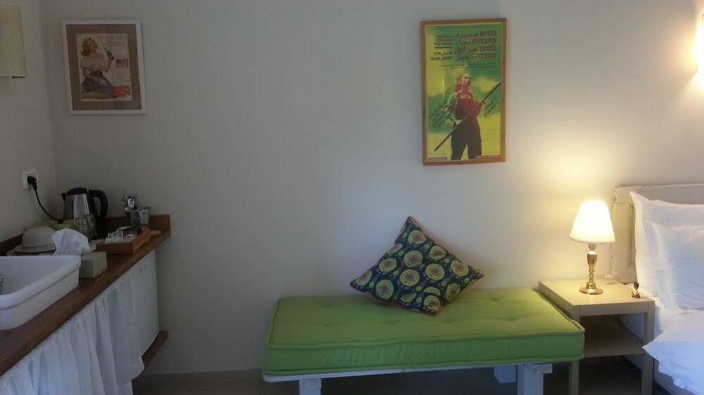 Shulamit Yard Hotel Рош Пина Екстериор снимка